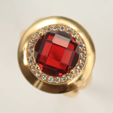Ring med röd sten, samt vita stenar, stl 19, bredd 2-15mm, 14K, bruttovikt 5g Vikt: 5 g