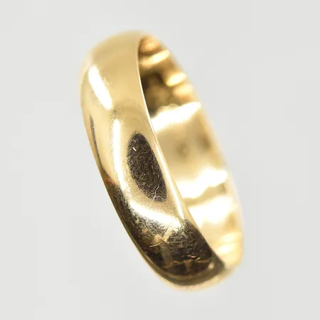 Ring, stl 18¾, bredd 5 mm, gravyr, 18K. Vikt: 4,1 g