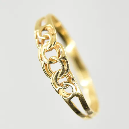Ring Bismarck, stl 16¾, bredd 2-4 mm, 18K. Vikt: 0,8 g