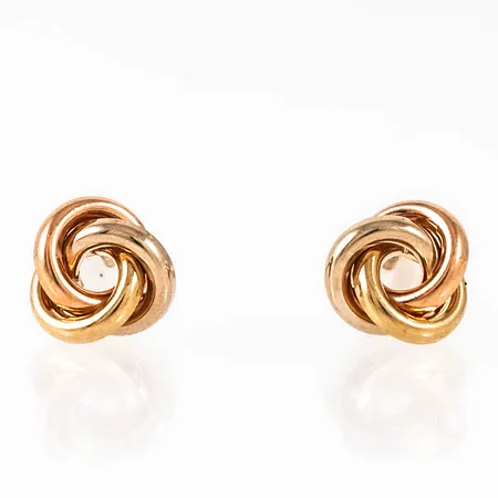 Örhängen i 18K guld: Knutar 7,5 x 7,5 mm. Vikt: 0,6g. Snurrebussar saknas, men nya i plast medföljer. 