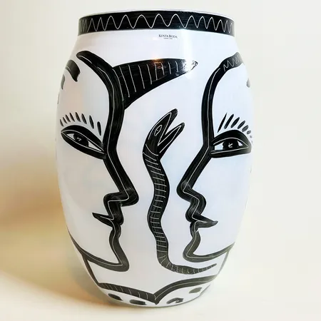 Vas/kruka, Kosta Boda, Caramba av Ulrica Hydman Vallien, höjd 34cm Ø ca 18cm,signerad nr 45735, handmålad Vikt: 0 g Skickas med postpaket.