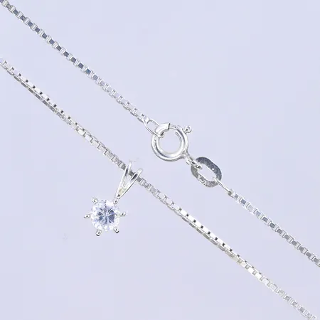 Kedja Venezia med hänge vit sten, längd på länk 45,5 cm och bredd 1 mm, längd på hänget 12 mm och bredd 6 mm, silver 925/1000. Vikt: 3,4 g