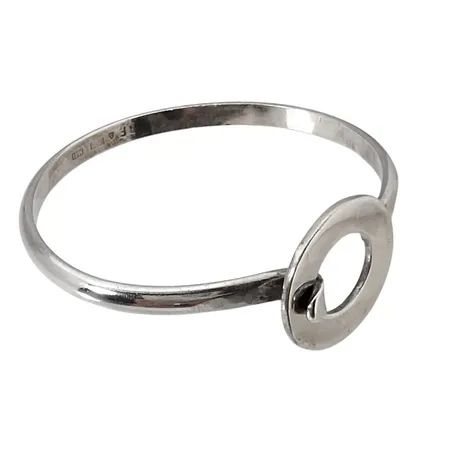 Armring från Åhus, silver 925/1000, kraftig modell, öppningsbar, inre mått Ø19,5 cm, skena bredd 6 mm, dekor 29x29 mm, oidentifierad silversmed BF 2010 Vikt: 37,9 g