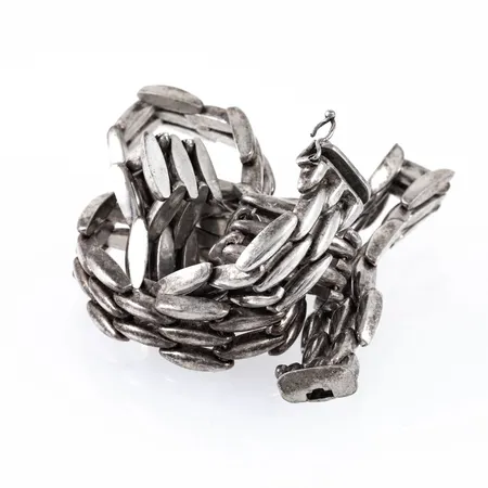 Defekt silver (925/1000). Vikt: 48,8g. 