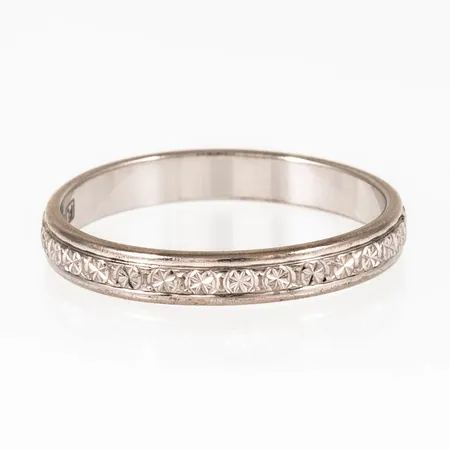 Graverat guld i 18K. Vikt: 2,6g.