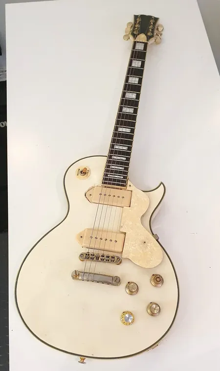 Elgitarr, Les Paul modell, gräddvit, försänkt mikrofon ser ojämn ut,  , bytt mekanik, små defekter på rattarna, mjukt fodral,  uppfattas som ett hemmabygge   Vikt: 0 g Skickas med postpaket.