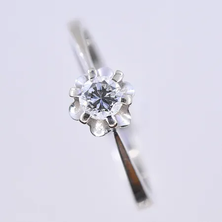 Ring med diamant 0,23ctv, stl 17½, bredd skena 2 mm, vitguld, 18K. Vikt: 2,2 g