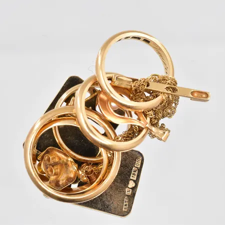 Diverse guld, defekter, stenar, gravyrer, 18K Vikt: 29,9 g