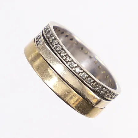 Ring med vita stenar, stl 16¾, bredd 7mm, slitage, 14K Vikt: 5,2 g