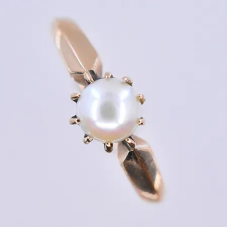 Ring med pärla, stl 17, bredd 2-3 mm, 18K. Vikt: 3,3 g