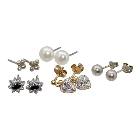 Örhängen, fem par, silver, odlade pärlor, vita och blå stenar, örhängenas storlek 6x7 mm / 5x5 mm / 6x15 mm / Ø5 mm / Ø6 mm, sex ploppar saknas, fint skick Vikt: 4 g
