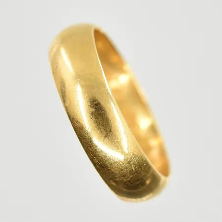 Ring, stl 16½, bredd 5 mm, gravyr, 18K. Vikt: 4,4 g