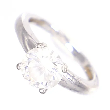 Ring med vit sten, stl 16, bredd 1-8mm, något missformad skena, silver 925/1000 Vikt: 2,8 g