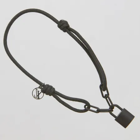 Armband, Louis Vuitton silver lockit bracelet, Q05270, längd: ca 21cm, samarbete Louis Vuitton för Unicef, titan med ADLC plätering, återvunnen polyester, kvitto från Oxford Street 2022, smyckespouch.  Vikt: 0 g