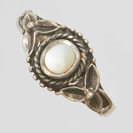 Silverring, pärlemor, Ø16¾, bredd: 1,9-9mm, detaljer i oxiderat silver, 925/1000 Vikt: 2,2 g