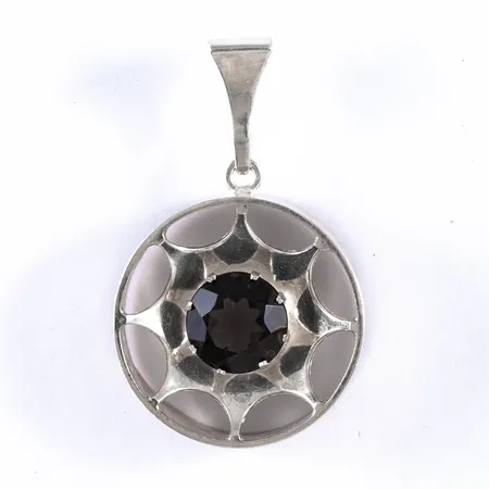 Hänge i silver med brun sten. Kultasepät Salovaara, Finland. Det är 25 mm brett, 40,5 mm långt inkl. ögla och väger 7,0g. 