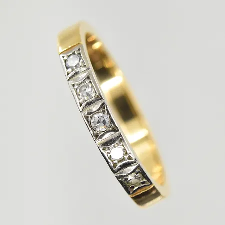 Ring med vita stenar, stl 17½, bredd 3 mm, rödguld/vitguld, 18K. Vikt: 3,5 g