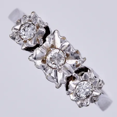 Ring med diamanter ca 1x0,05ct 2xc0,04ct, stl: ca 16¾, bredd: ca 2-6mm, graverad, ostämplad, vitguld, 18K  Vikt: 3,8 g