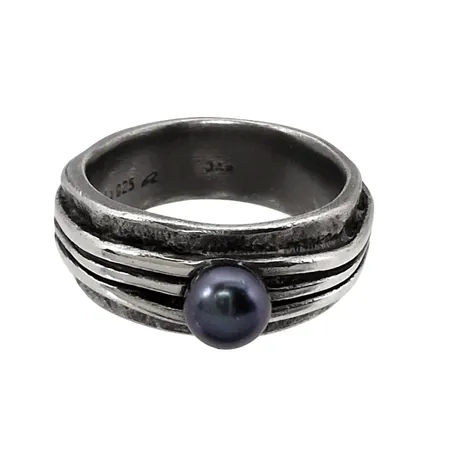 Ring, silver 925/1000, utanpåliggande dekor, färgad sötvattenspärla Ø5,5 mm, Ø17¾ mm, bredd 7,5-8,5 mm, modell med delvis mörkoxiderad silveryta, oidentifierad tillverkarstämpel, fint skick Vikt: 9,5 g