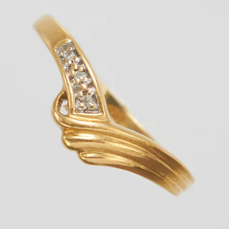 Ring, åttkantslipade diamanter 3xca0,005ct, Ø16¾, bredd: 1,5-6,6mm, 18K Vikt: 1,7 g