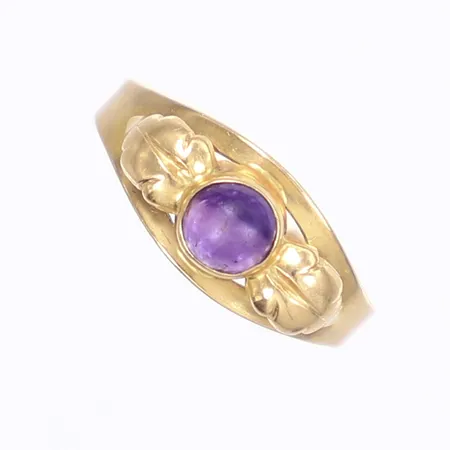 Ring med lila sten, stl 17¼, bredd 2-7mm, gravyr, 18K Vikt: 1,7 g