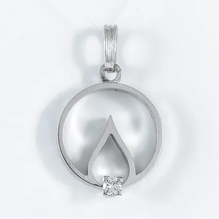 Hänge i 18K vitguld med en ca 0,08ct briljantslipad diamant. Den är 16,2 mm bred, 26,5 mm lång inkl. ögla och väger 2,9g. 