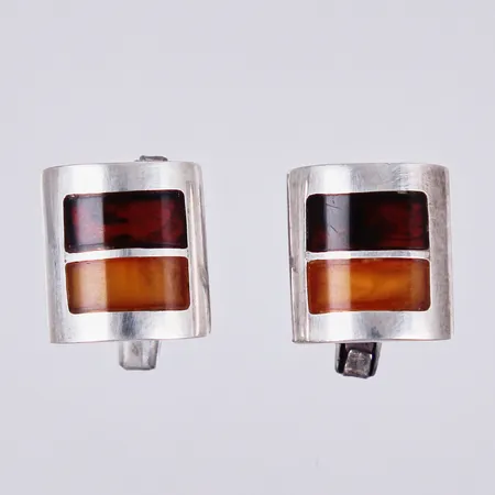 Ett par manschettknappar med bärnsten, längd: ca 1,5cm, bredd: ca 10mm, 925/1000, silver Vikt: 6,5 g