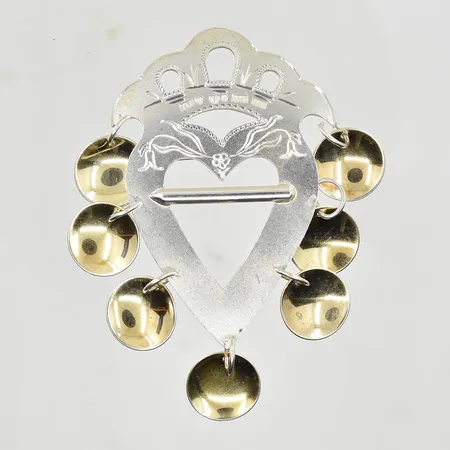 Brosch, dräktsmycke till folkdräkt, D10/1978,  längd 8 cm, bredd 55 mm, förgyllda detaljer, 925/1000 silver. Vikt: 17,3 g