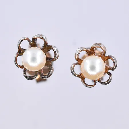 Ett par örhängen med pärlor, Ø8 mm, silver 830/1000. Vikt: 1 g