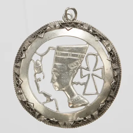 Silverhänge, egyptiska motiv, 46,6x38,7mm, repor, synlig lagning baksida, 830/1000 Vikt: 11,3 g
