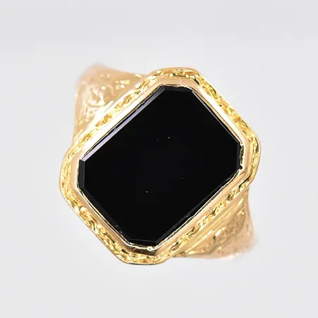 Klackring med svart platta, stl 18½, 18K Vikt: 5,7 g