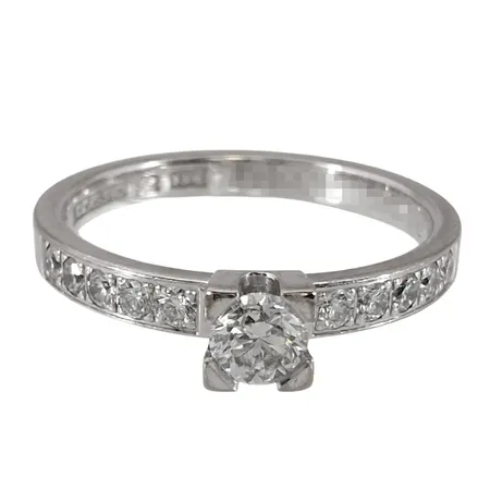 Diamantring, 18K vitguld, Diamanter 1 x 0,20ct + 10 x 0,02ct - graverad 0,40 på skenans insida, tillverkarstämpel Classic (Smycka AB), svensk kontrollstämpel, Ø17¼ mm, bredd 2,5 - 4 mm, fint skick, borttag av gravyr ingår Vikt: 3,3 g