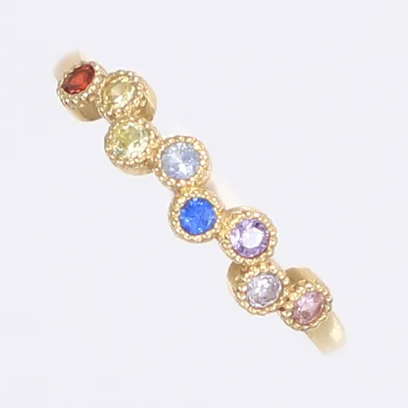 Ring med färgade stenar, stl 17½, bredd 1-4mm, 18K Vikt: 1,7 g