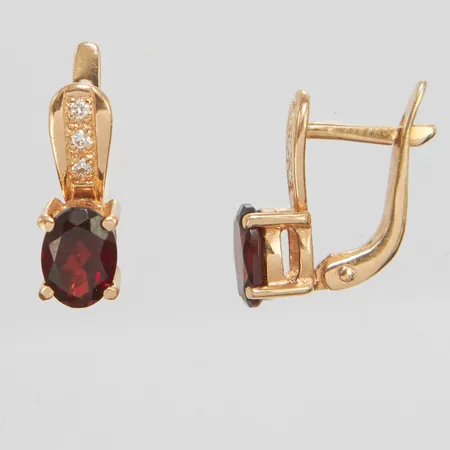 Örhängen, granater samt diamanter 6 x ca 0,01ct, 14,5x5,3mm, tighta lås, 14K Vikt: 2,9 g