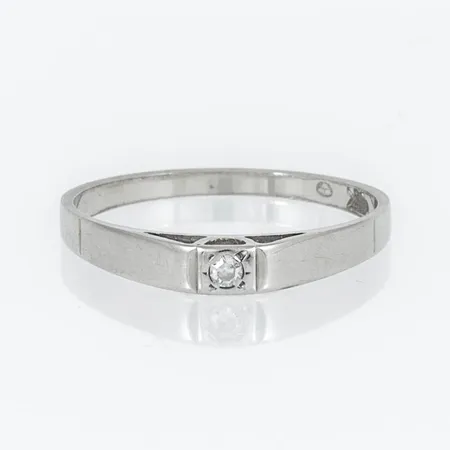 Ring i 18K vitguld med en ca 0,02ct åttkantslipad diamant. Den är i storlek 16½, är 1,4 - 2,8 mm bred och väger 1,4g. 