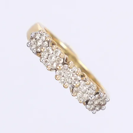 Ring med diamanter 5x ca 0,02ct, 30x ca 0,01ct, stl 17½, bredd 2-4mm, 18K Vikt: 4,8 g