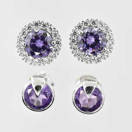 Två par örhängen med lila och vita stenar, Ø10 mm, 7 mm, 925/1000 silver. Vikt: 5 g