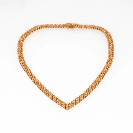 Colliér, V-länk i 18K guld. Det är 45 cm långt, 7,5 mm brett och väger 38,8g. Kistlås. Framstår oanvänd. Stämplad SVE (Svedbom & Co AB), 18K & kattfot.