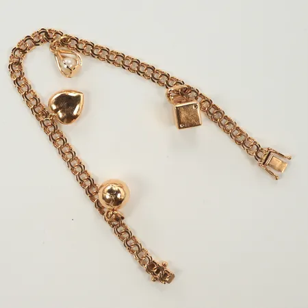 Armband Bismarck, med fyra berlocker, längd 19cm, bredd 4-29mm, 18K Vikt: 12,6 g