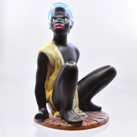 Figurin, Sittande pojke, Made in Germany, 1900-talets mitten, höjd 16 cm. Skickas med paket.