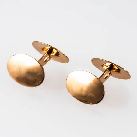 Ett par manschettknappar i 18K guld. Ovala 16,5 x 11,5 mm. Vikt: 5,7g. Stämplad Q8 (1942), OKM (Oscar Kihlström, Stockholm), 18K & kattfot. Repor.