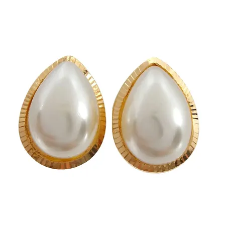 Örhängen, ett par, 18K guld, syntetiska pärlor, fasetterad kant, längd 16 mm, bredd 12 mm, fint skick Vikt: 1,9 g