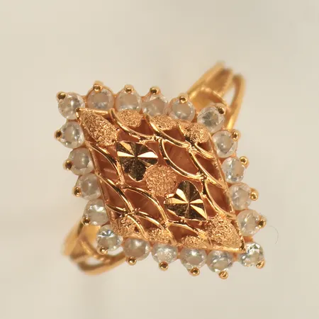Ring med vita stenar, stl 19½, bredd 1-22, 21K, 4,9g bruttovikt 