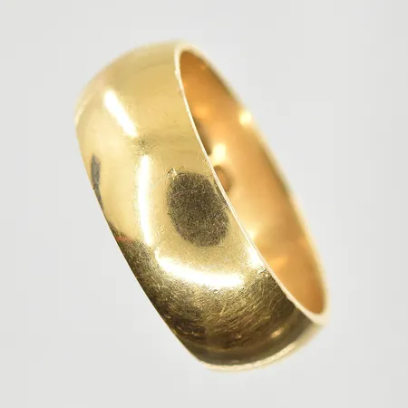 Ring, stl 20¼, bredd 8 mm, gravyr, 18K. Vikt: 13 g