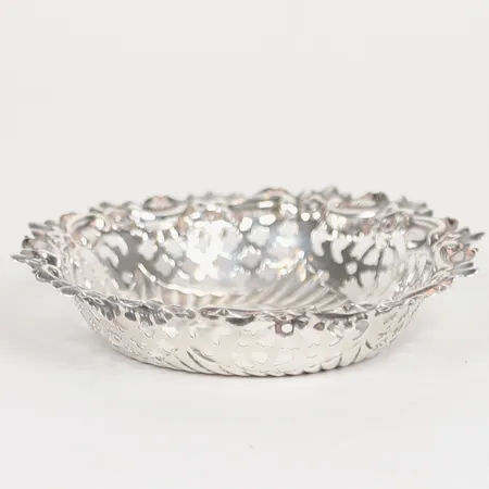 Skål med genombruten dekor, stämplad "BROS",  Birmingham, England, år 1897, Ø 9 cm, höjd: 2 cm, engelska stämplar, 925/1000 silver. Vikt: 21,1 g