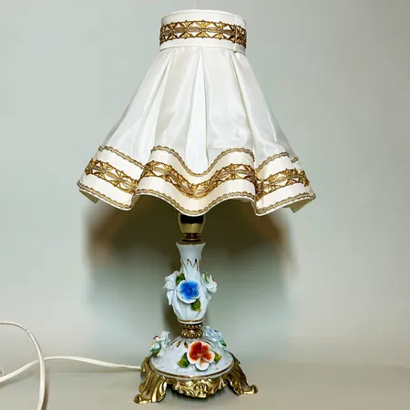 Bordslampa i porslin, 25cm, lampskärm 20cm, rosorna något naggade Vikt: 0 g