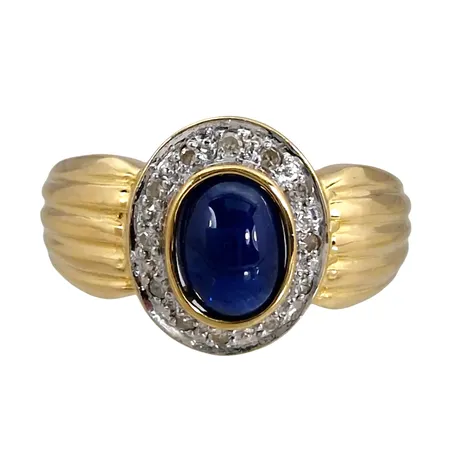 Carmoséring, 18K guld, Cabochonslipad Safir 5x7 mm, Diamanter 12 x 0,005ct, svensk kontrollstämpel, Ø18,0 mm, bredd 2,3 - 12 mm, frontens storlek 10x12 mm, fint skick, stenar utan anmärkning Vikt: 4,2 g