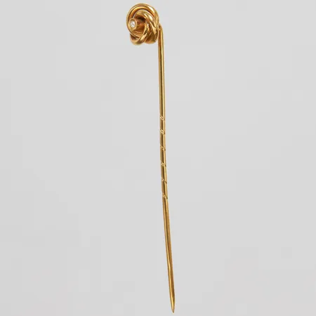 Kravattnål, halvpärla i knut, 59x7,9mm, G. Dahlgren & Co 1951, 18K Vikt: 1,5 g