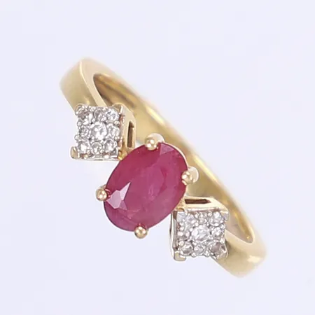 Ring med röd sten samt diamanter, ca tot 0,10ct, stl 17, bredd 2,5-7mm, GHA, 18K  Vikt: 3,6 g