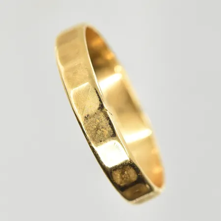 Ring, stl 20½, bredd 4 mm, gravyr, 18K. Vikt: 2,9 g